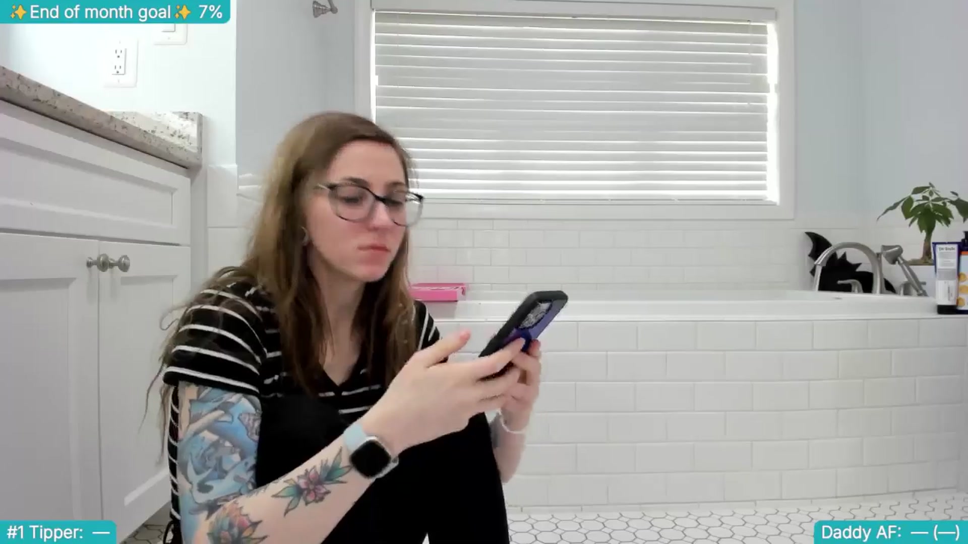 Gallery image thumbnail from TheSharkQueen's myfreecams stream on, 04/26/2025, 23:58 image 3 of 20