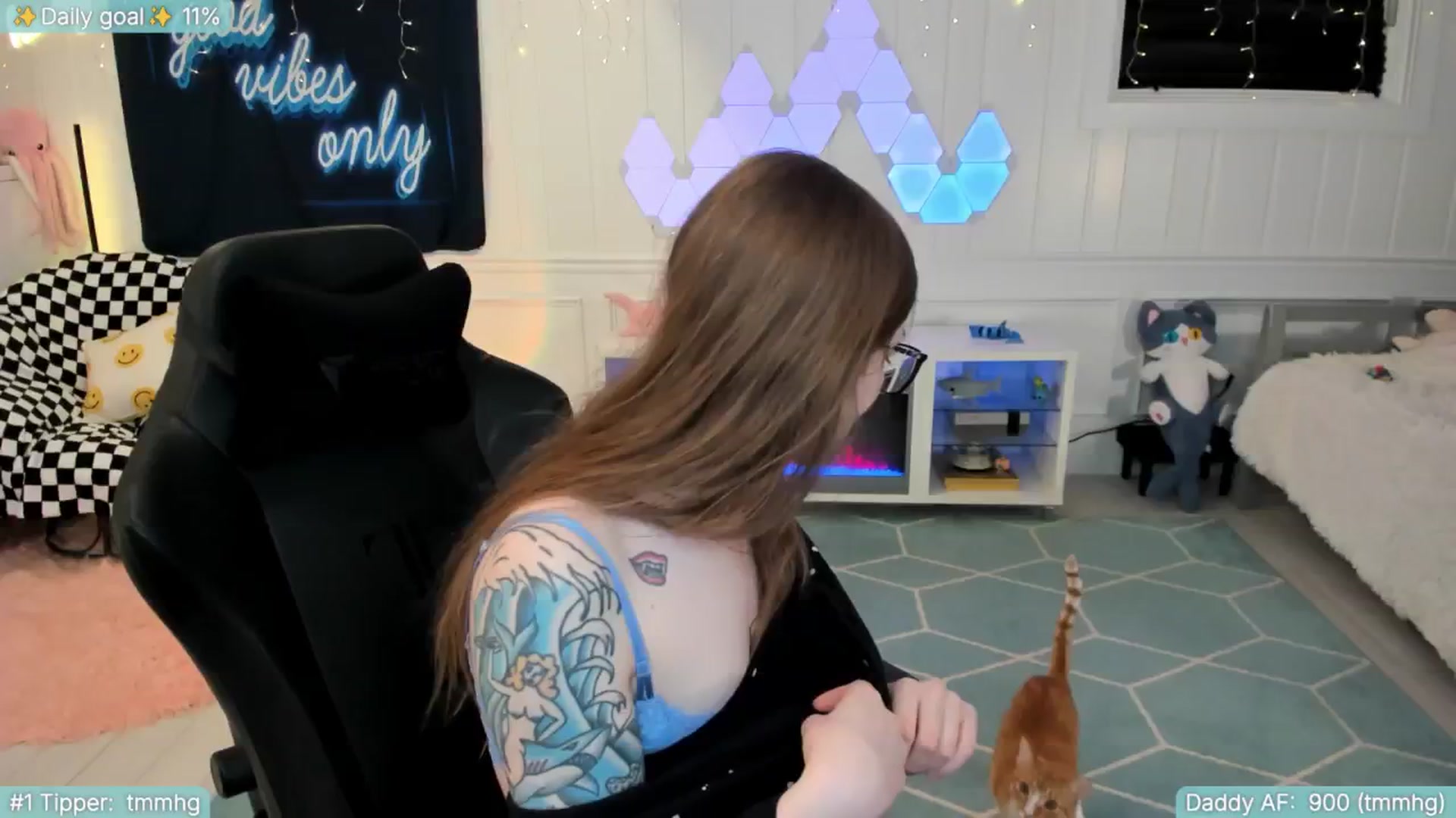 Gallery image thumbnail from TheSharkQueen's myfreecams stream on, 05/08/2025, 04:08 image 16 of 20