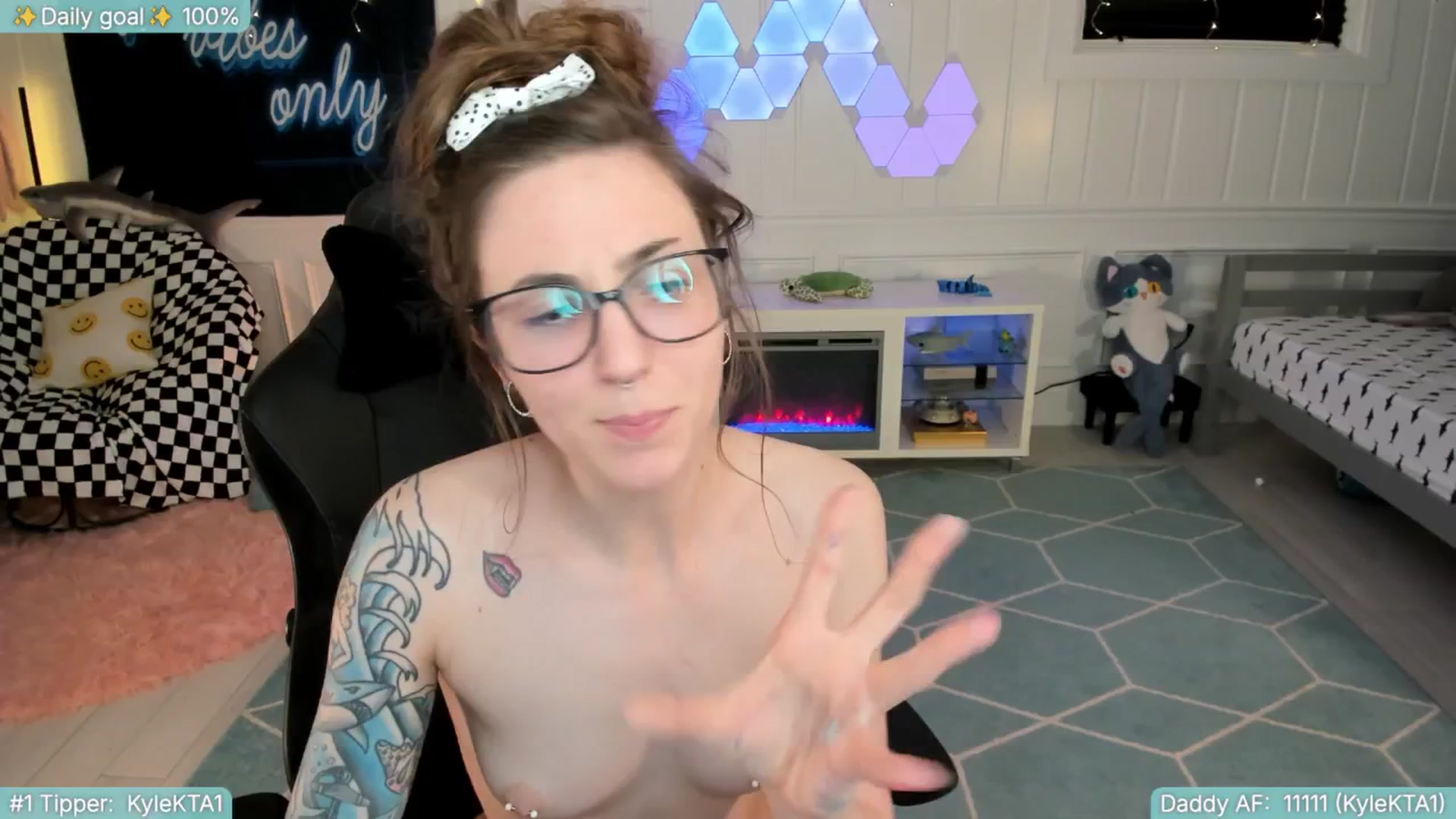 Gallery image thumbnail from TheSharkQueen's myfreecams stream on, 05/10/2025, 08:19 image 5 of 20