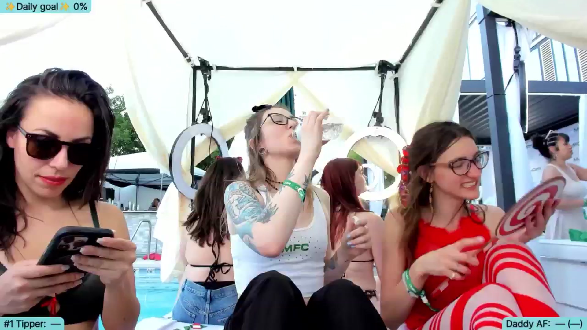 Gallery image thumbnail from TheSharkQueen's myfreecams stream on, 05/22/2025, 24:01 image 16 of 20