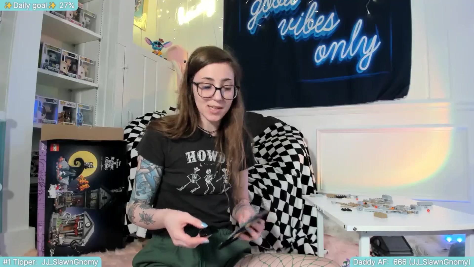 Gallery image thumbnail from TheSharkQueen's myfreecams stream on, 05/24/2025, 04:14 image 12 of 20