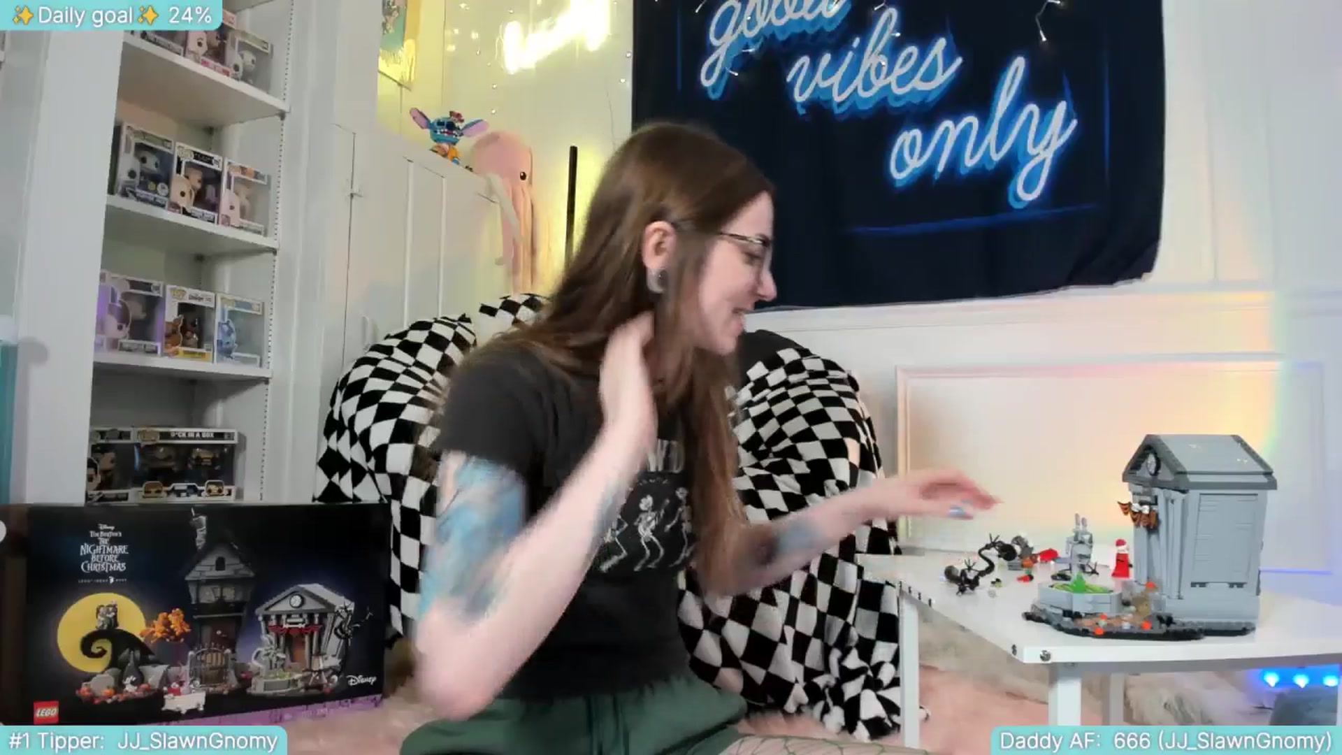 Gallery image thumbnail from TheSharkQueen's myfreecams stream on, 05/24/2025, 04:14 image 8 of 20