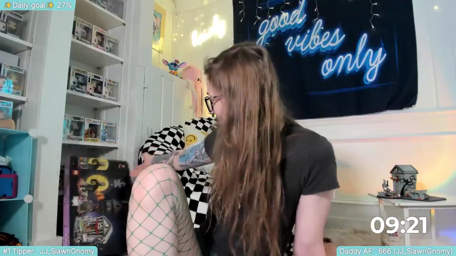 Gallery image thumbnail from TheSharkQueen's myfreecams stream on, 05/24/2025, 04:14 image 17 of 20
