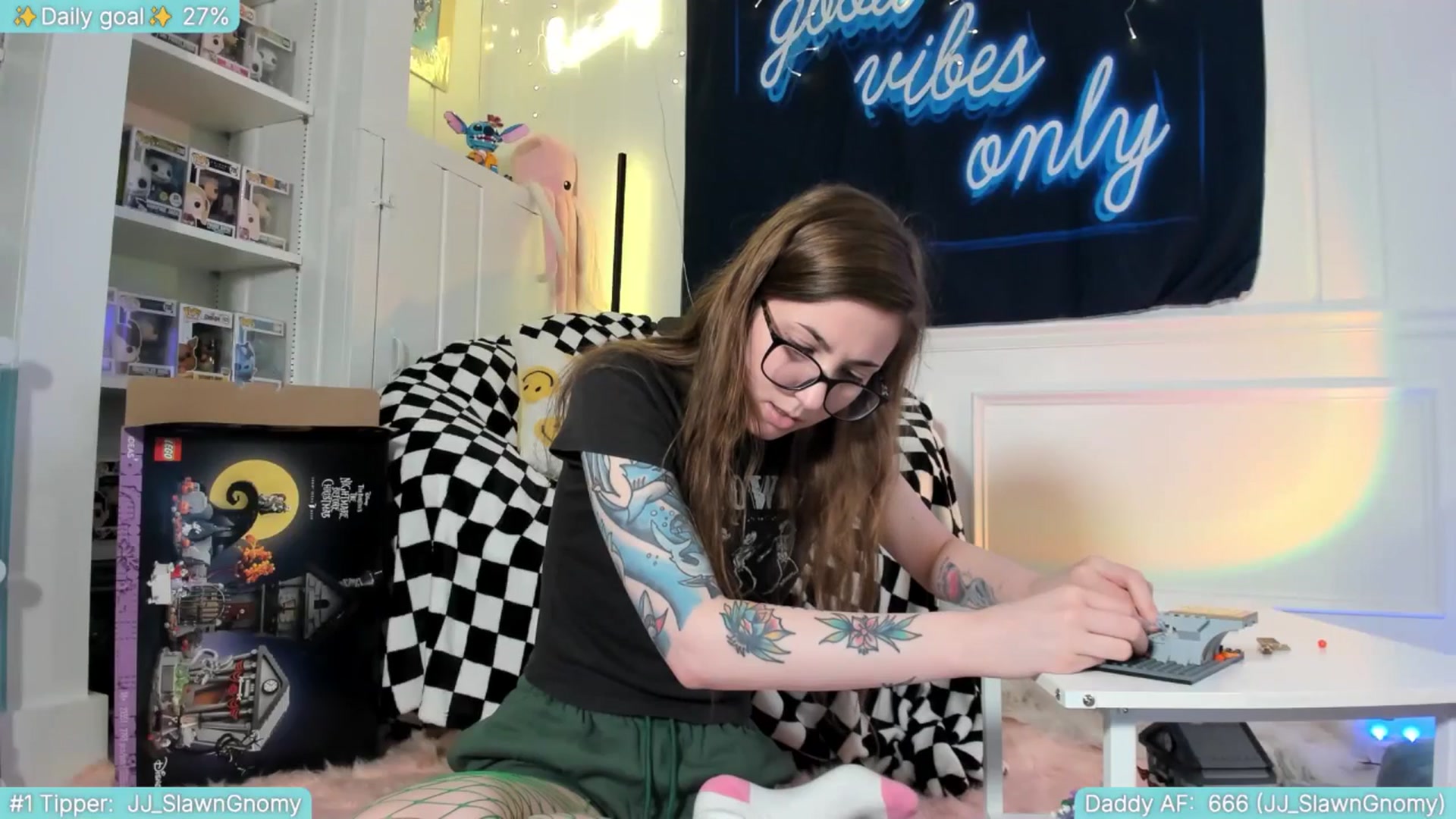 Gallery image thumbnail from TheSharkQueen's myfreecams stream on, 05/24/2025, 04:14 image 15 of 20