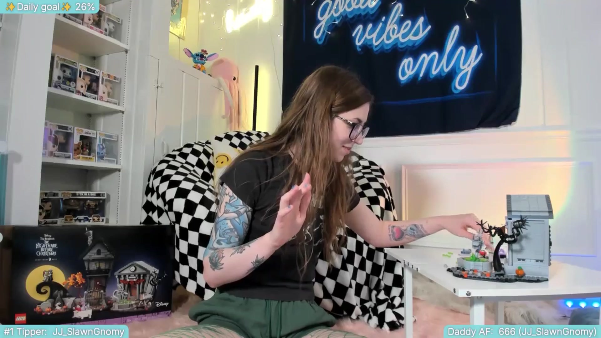 Gallery image thumbnail from TheSharkQueen's myfreecams stream on, 05/24/2025, 04:14 image 9 of 20