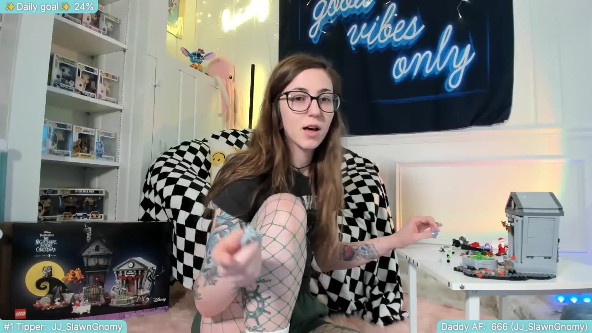 Gallery image thumbnail from TheSharkQueen's myfreecams stream on, 05/24/2025, 04:14 image 6 of 20