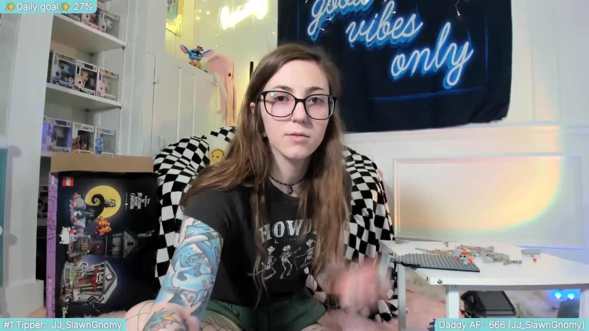 Gallery image thumbnail from TheSharkQueen's myfreecams stream on, 05/24/2025, 04:14 image 13 of 20