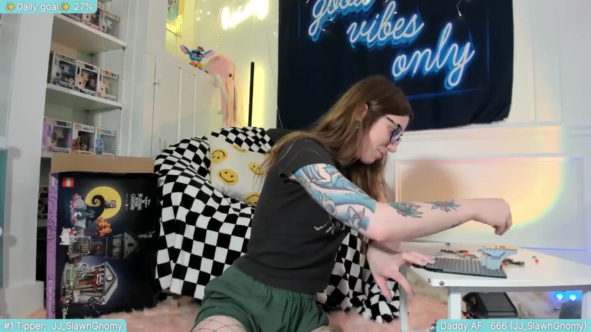 Gallery image thumbnail from TheSharkQueen's myfreecams stream on, 05/24/2025, 04:14 image 14 of 20