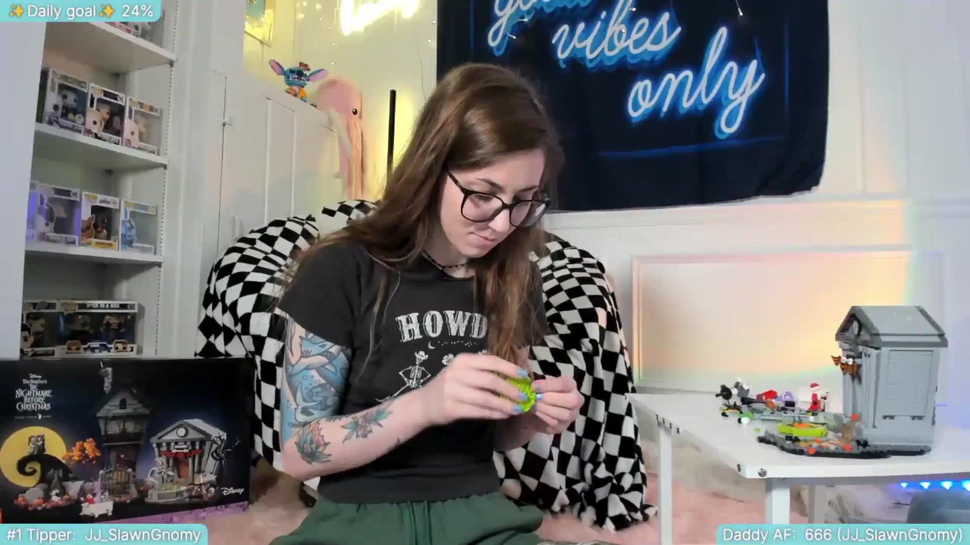 Gallery image thumbnail from TheSharkQueen's myfreecams stream on, 05/24/2025, 04:14 image 3 of 20