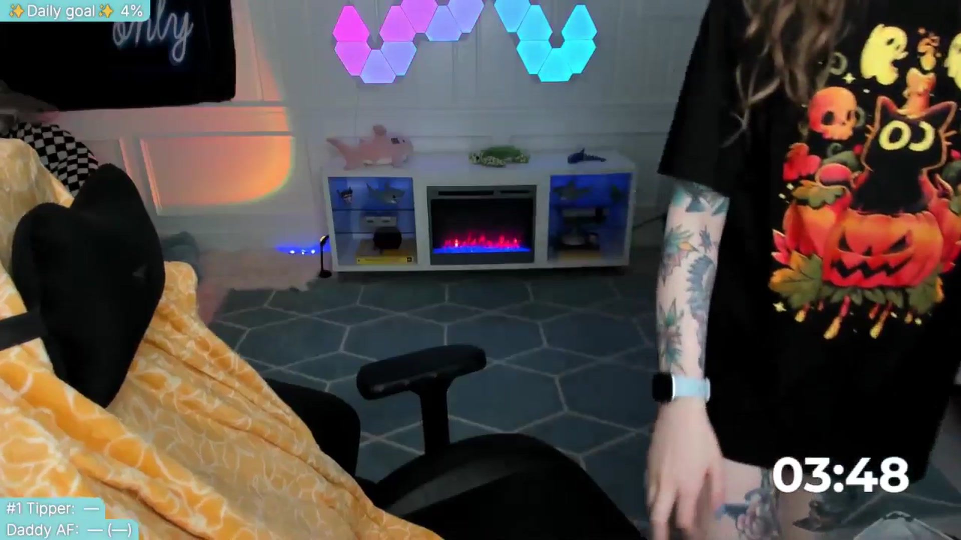 Gallery image thumbnail from TheSharkQueen's myfreecams stream on, 05/26/2025, 20:30 image 16 of 20