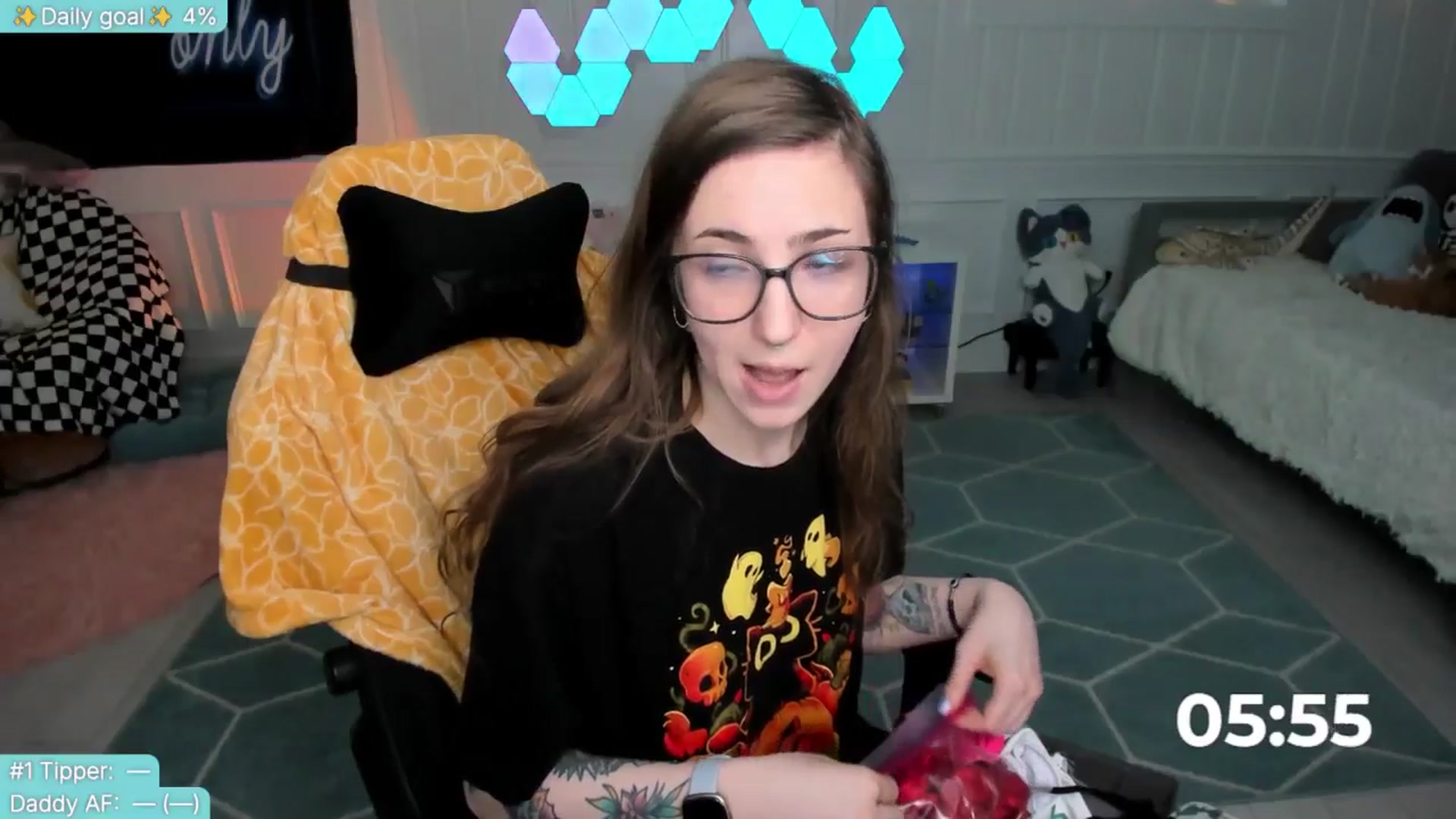 Gallery image thumbnail from TheSharkQueen's myfreecams stream on, 05/26/2025, 20:30 image 15 of 20