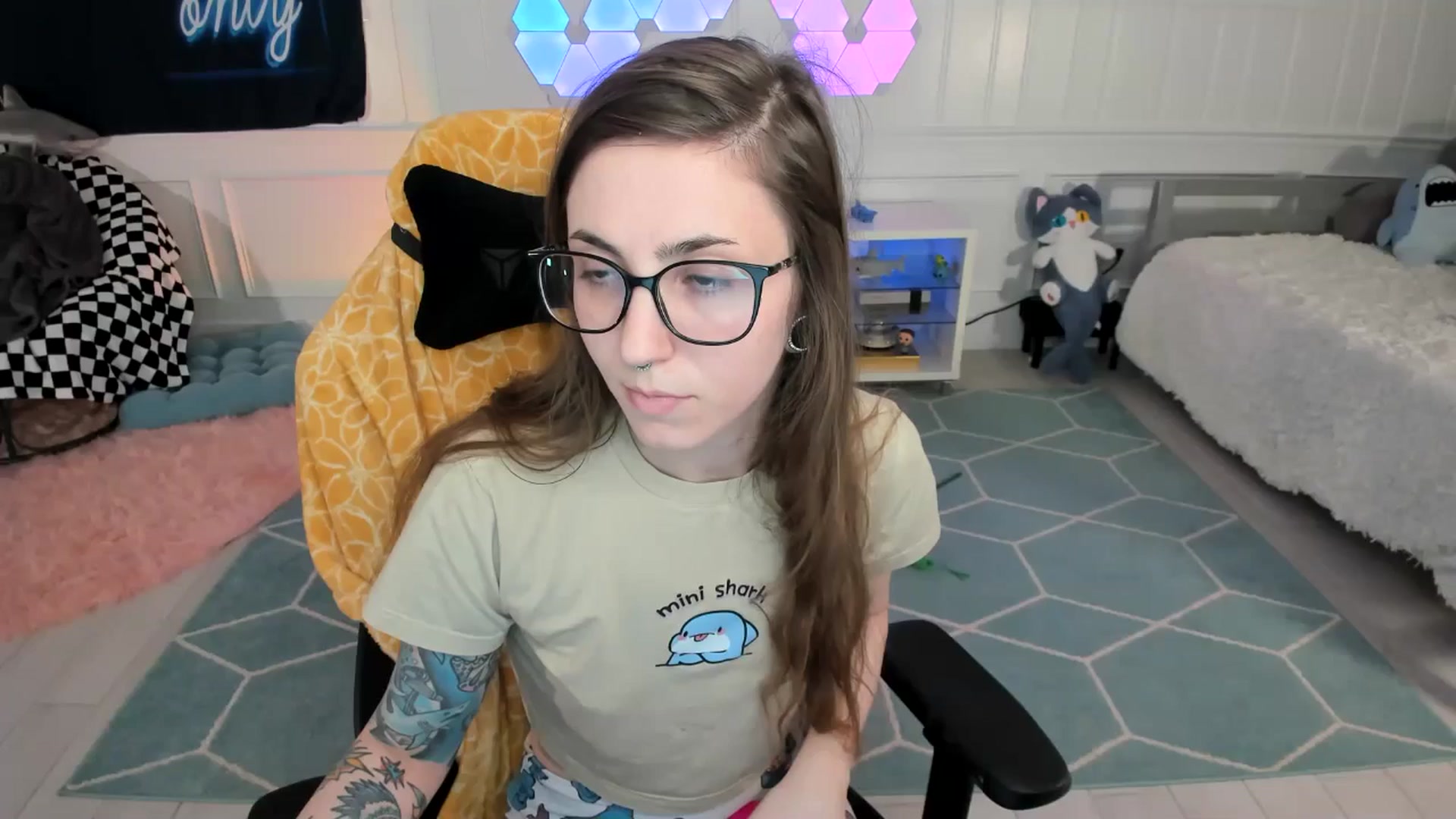 Gallery image thumbnail from TheSharkQueen's myfreecams stream on, 05/29/2025, 03:30 image 1 of 20