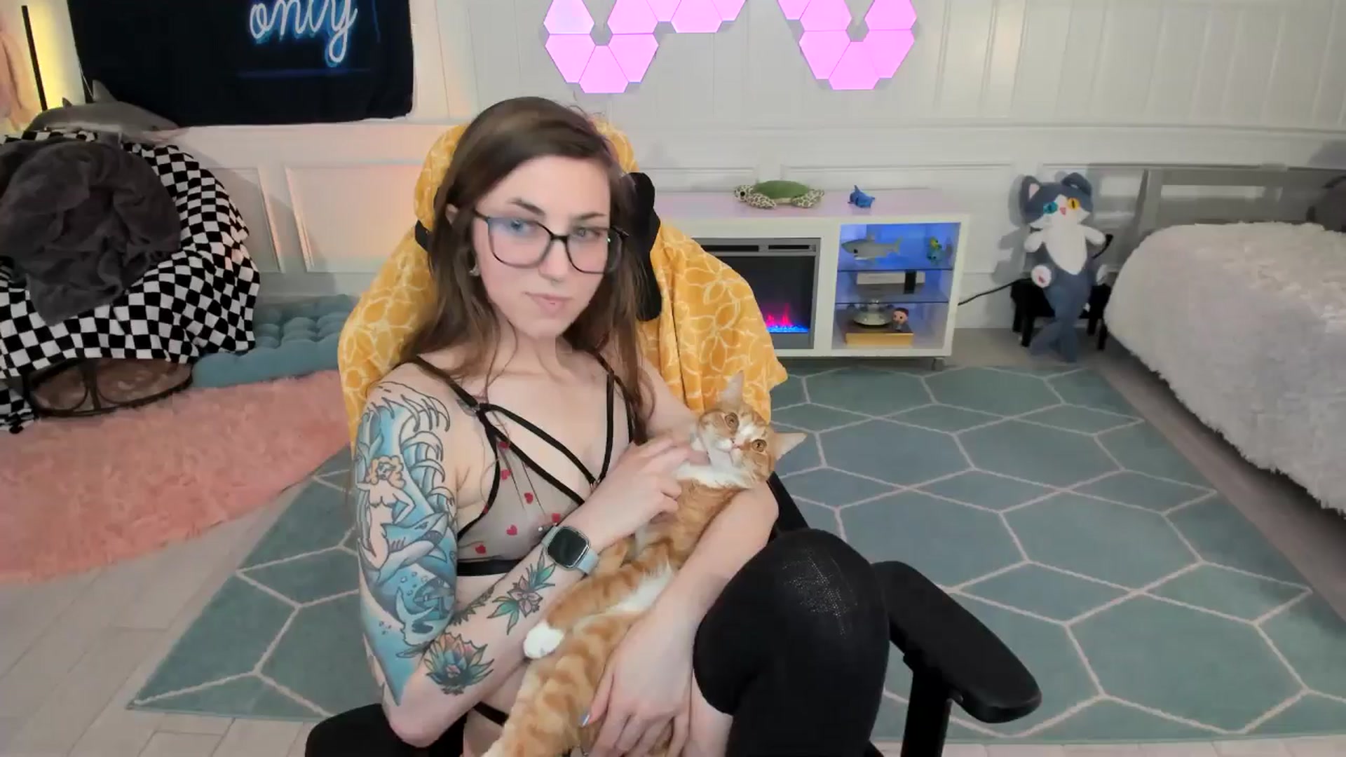 Gallery image thumbnail from TheSharkQueen's myfreecams stream on, 05/29/2025, 03:30 image 14 of 20