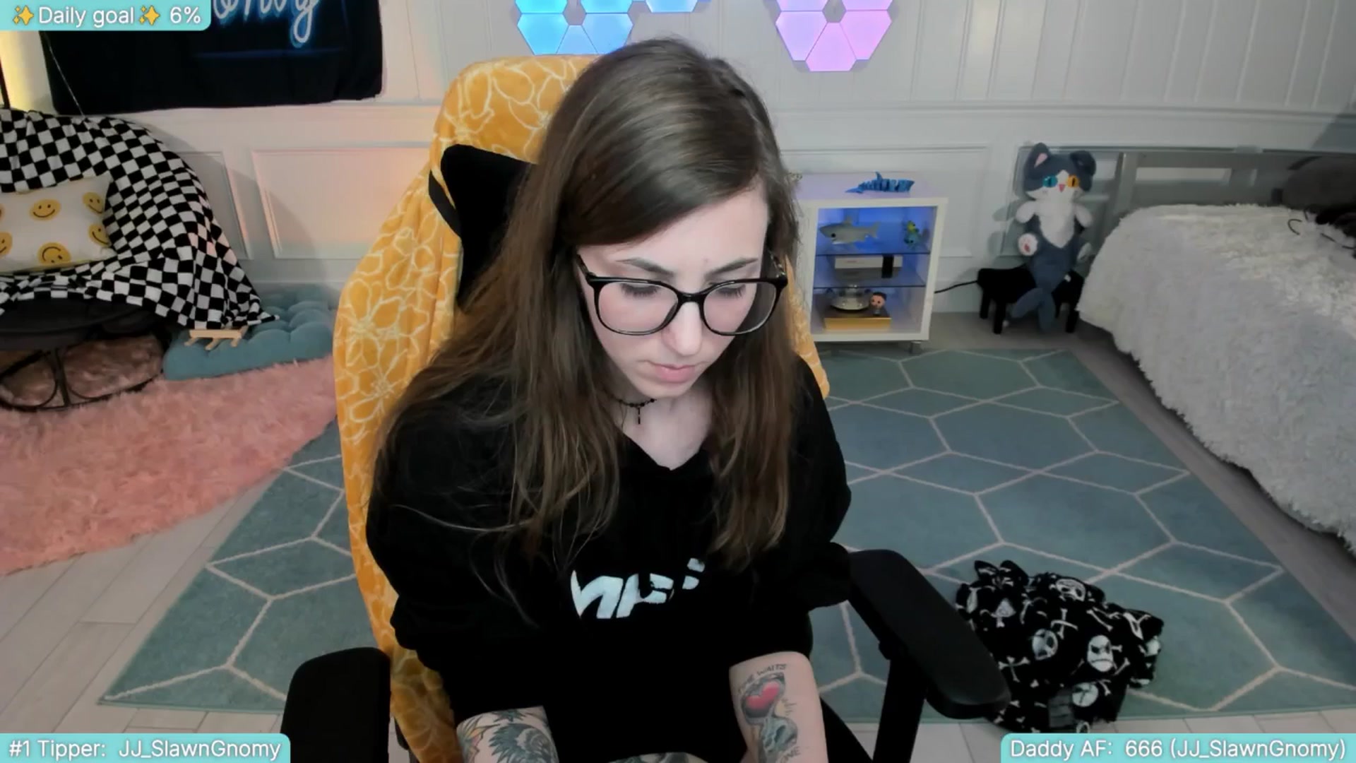 Gallery image thumbnail from TheSharkQueen's myfreecams stream on, 06/05/2025, 05:52 image 6 of 20