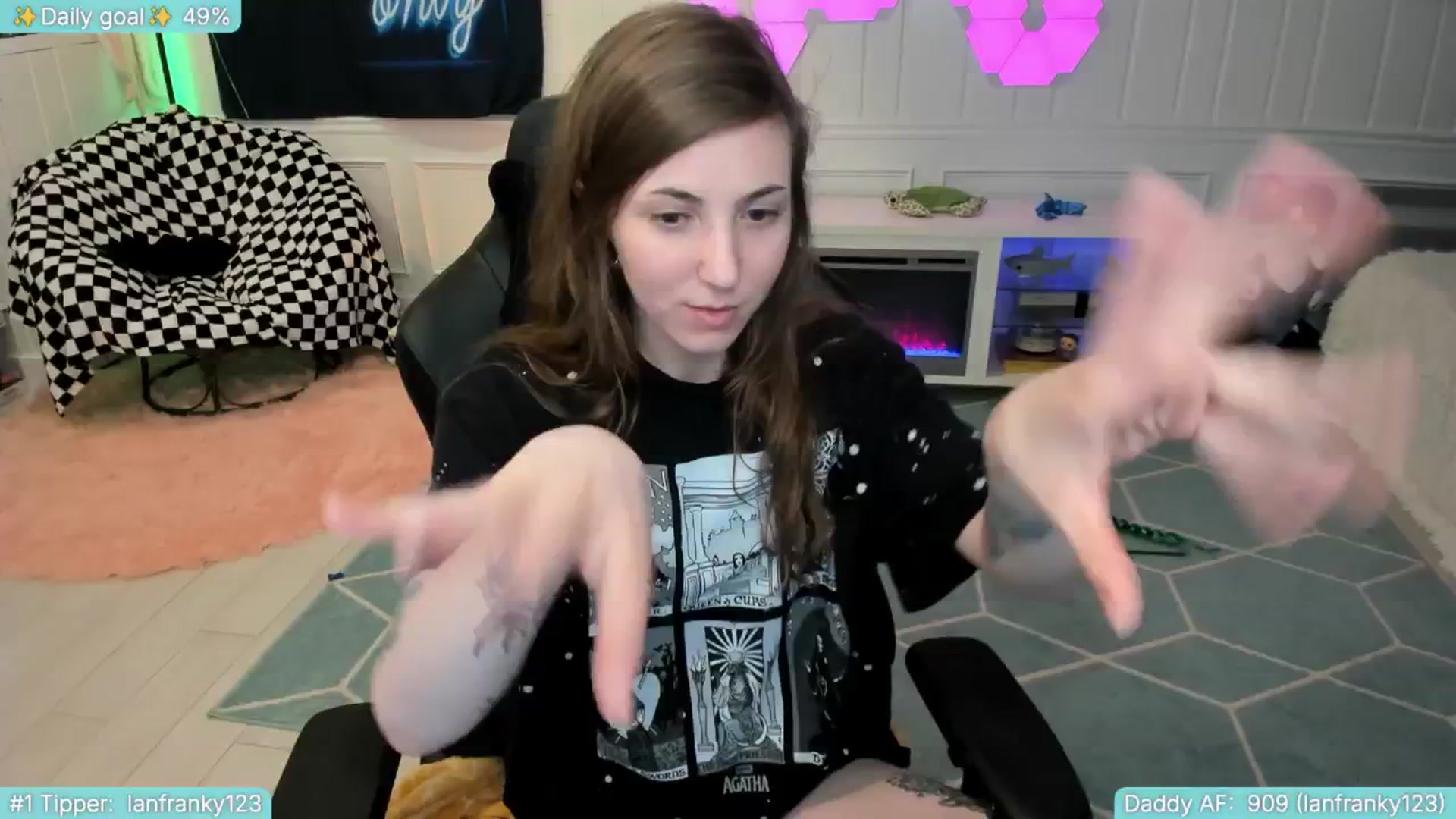 Gallery image thumbnail from TheSharkQueen's myfreecams stream on, 06/14/2025, 06:56 image 6 of 20