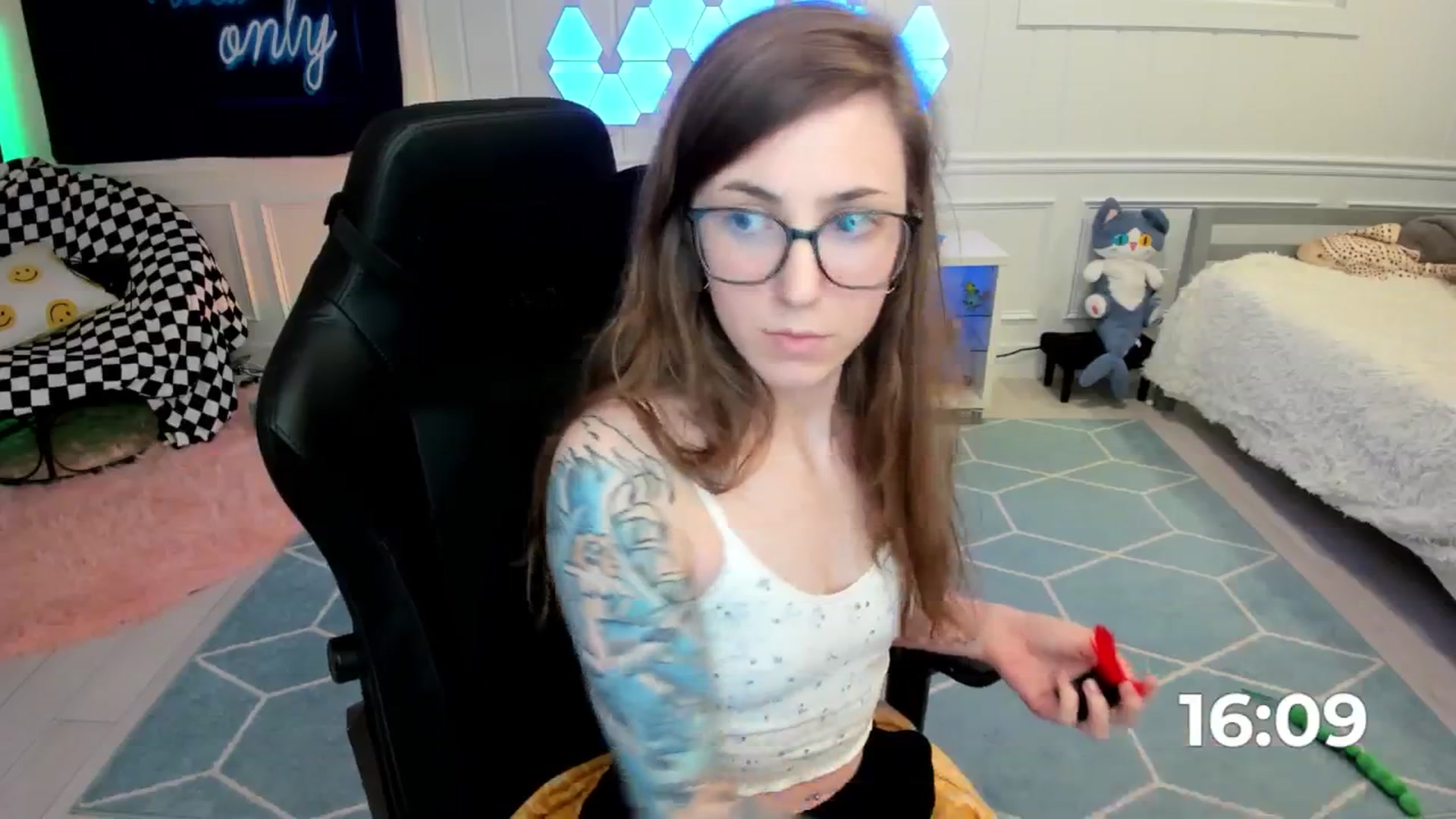 Gallery image thumbnail from TheSharkQueen's myfreecams stream on, 06/16/2025, 07:42 image 10 of 20