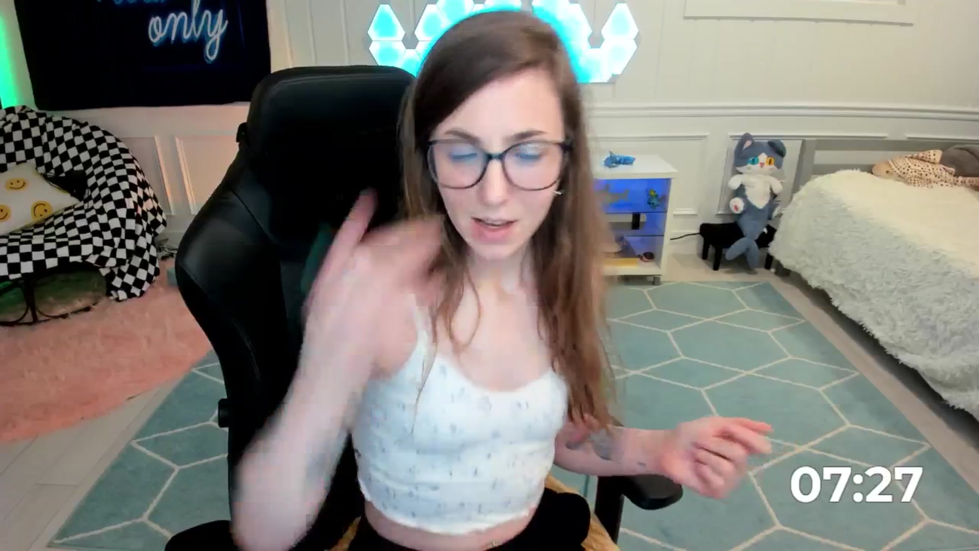 Gallery image thumbnail from TheSharkQueen's myfreecams stream on, 06/16/2025, 07:42 image 16 of 20