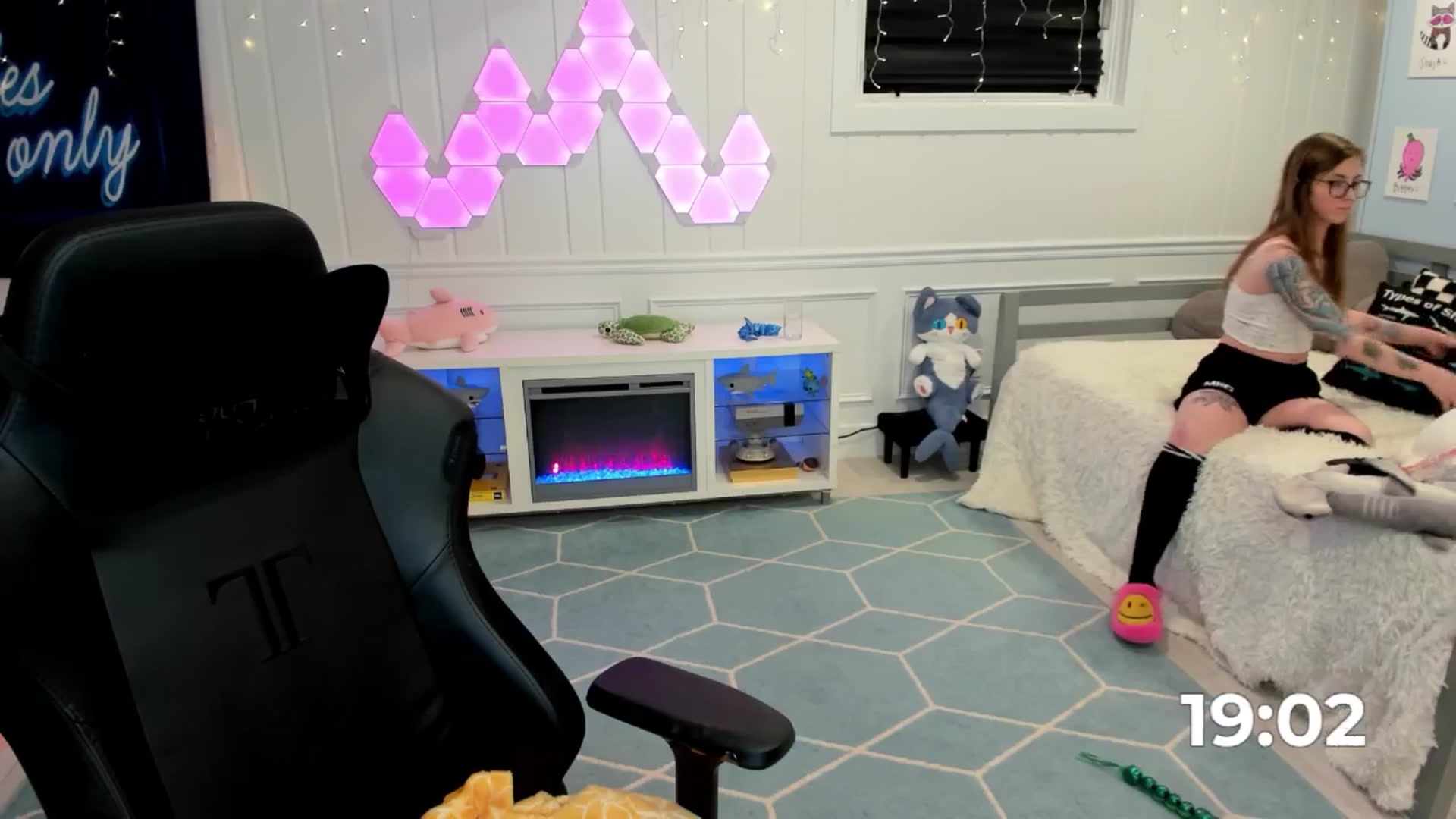 Gallery image thumbnail from TheSharkQueen's myfreecams stream on, 06/16/2025, 07:42 image 8 of 20