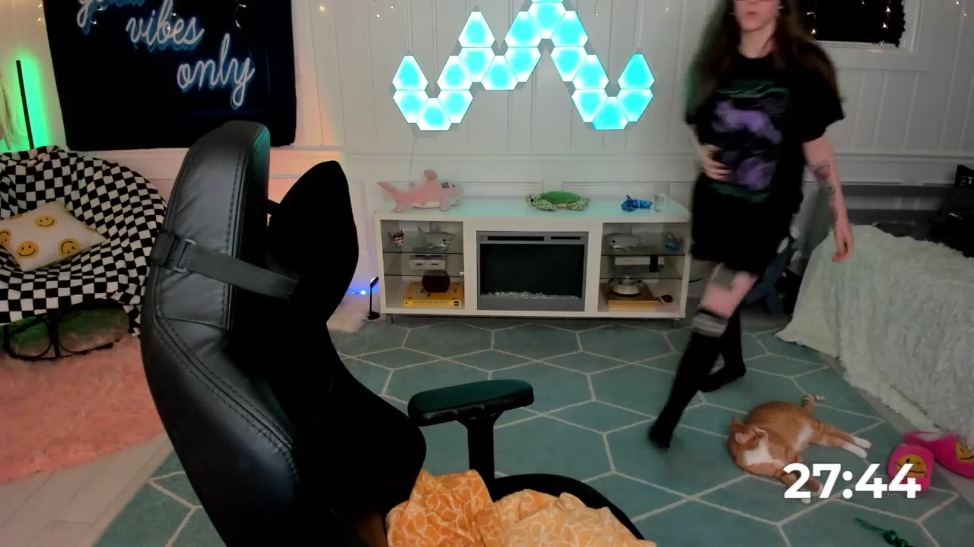 Gallery image thumbnail from TheSharkQueen's myfreecams stream on, 06/16/2025, 07:42 image 2 of 20