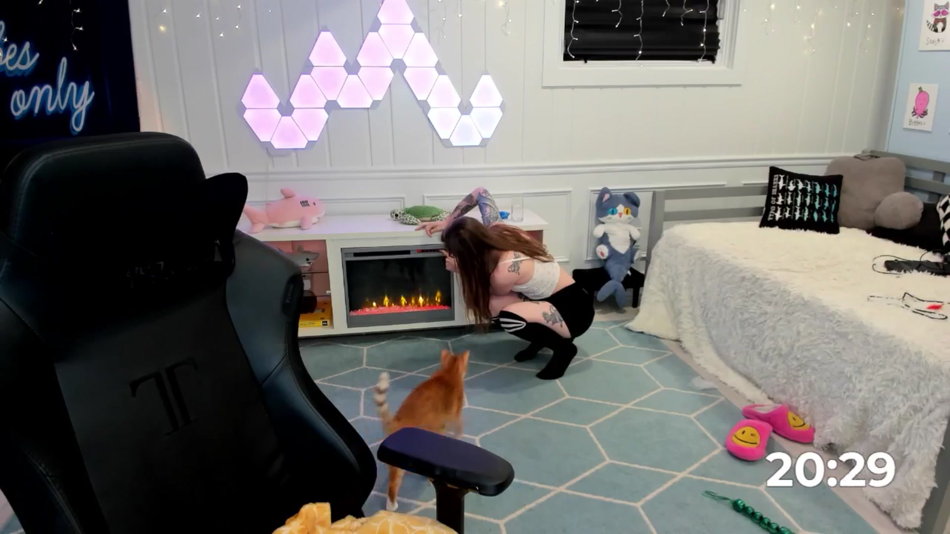 Gallery image thumbnail from TheSharkQueen's myfreecams stream on, 06/16/2025, 07:42 image 7 of 20