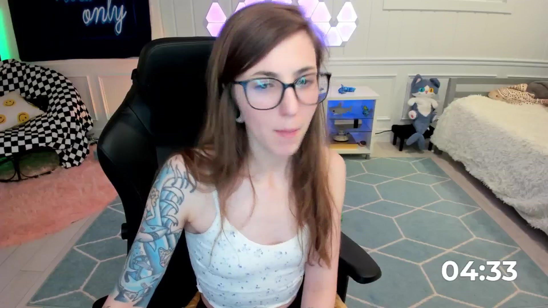 Gallery image thumbnail from TheSharkQueen's myfreecams stream on, 06/16/2025, 07:42 image 18 of 20