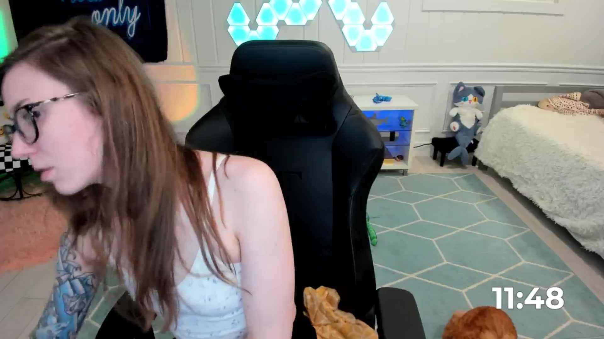 Gallery image thumbnail from TheSharkQueen's myfreecams stream on, 06/16/2025, 07:42 image 13 of 20