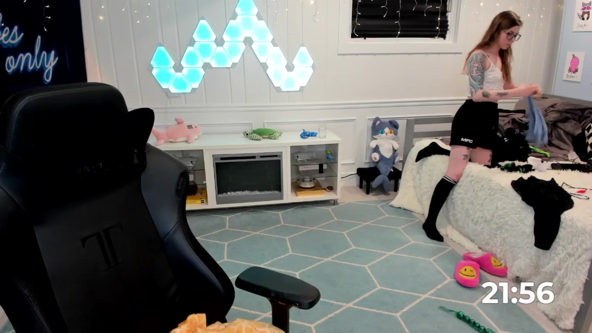 Gallery image thumbnail from TheSharkQueen's myfreecams stream on, 06/16/2025, 07:42 image 6 of 20