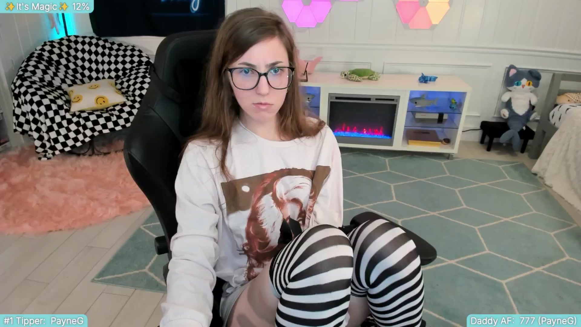 Gallery image thumbnail from TheSharkQueen's myfreecams stream on, 06/28/2025, 09:37 image 8 of 20