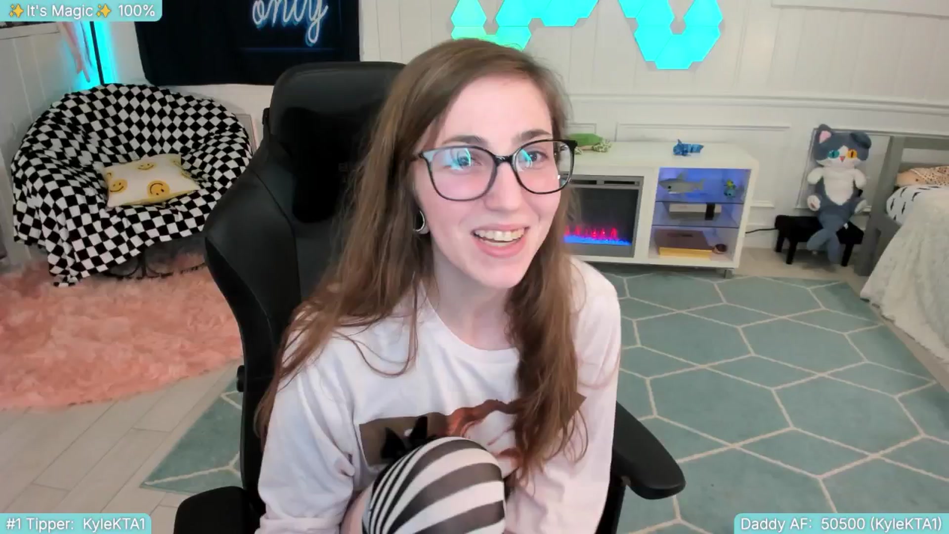 Gallery image thumbnail from TheSharkQueen's myfreecams stream on, 06/28/2025, 09:37 image 17 of 20