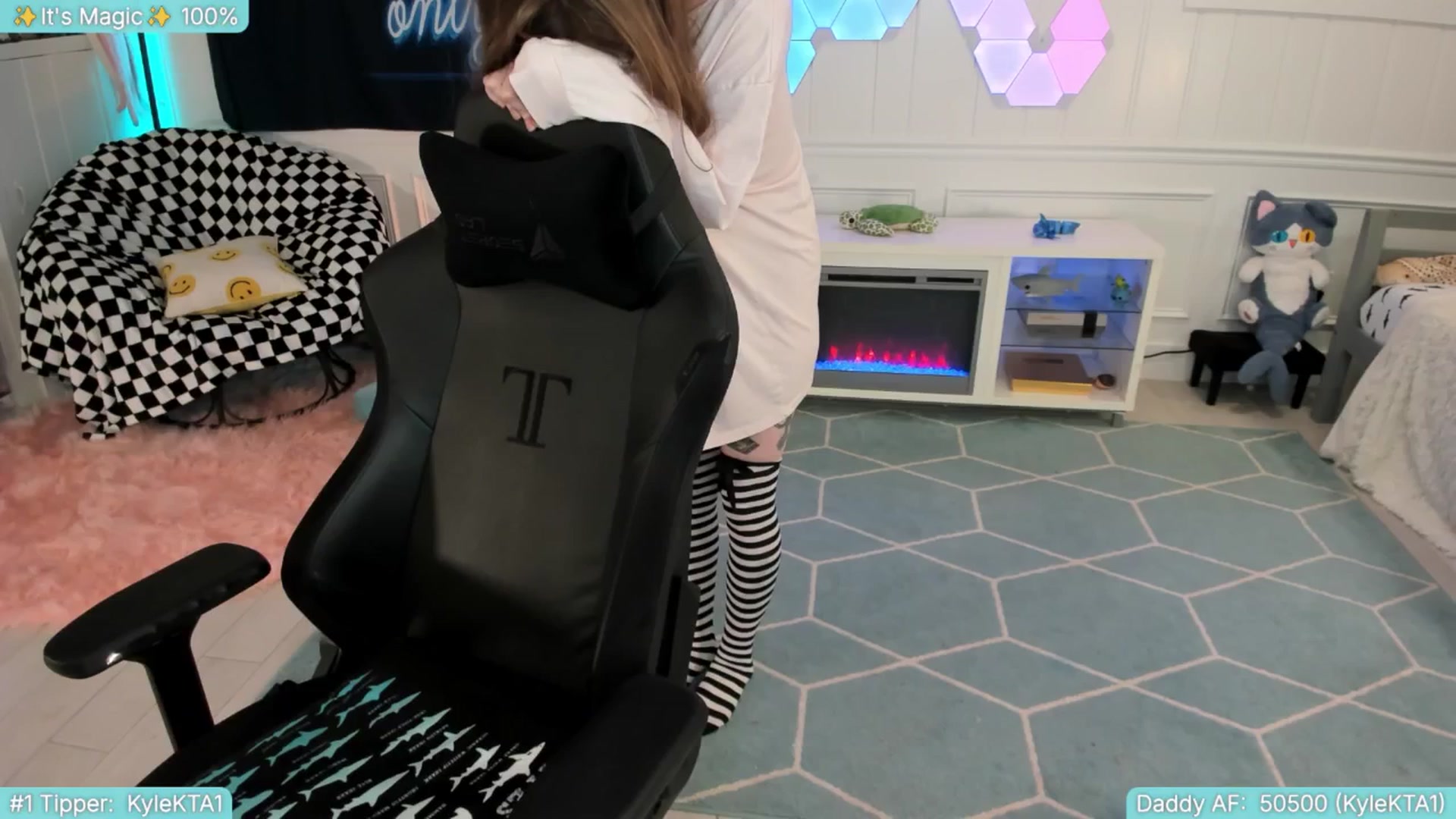 Gallery image thumbnail from TheSharkQueen's myfreecams stream on, 06/28/2025, 09:37 image 16 of 20