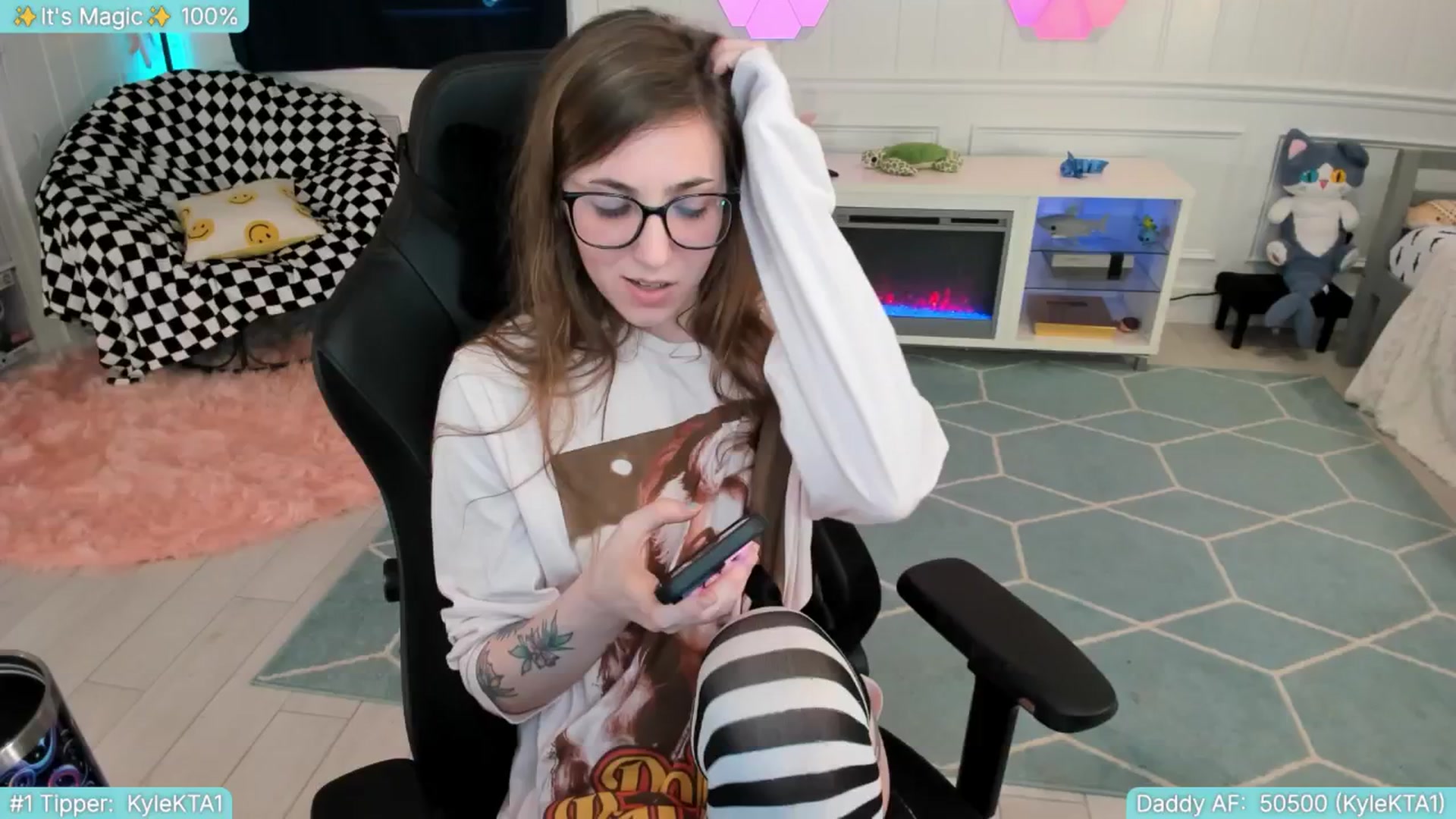 Gallery image thumbnail from TheSharkQueen's myfreecams stream on, 06/28/2025, 10:02 image 2 of 20