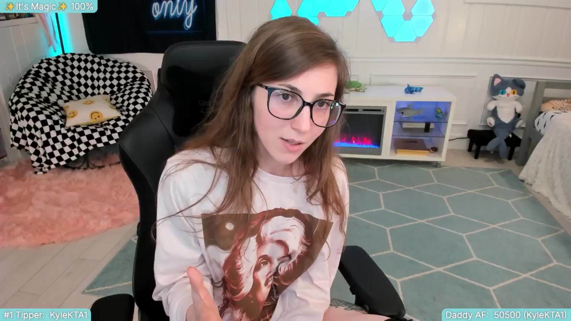 Gallery image thumbnail from TheSharkQueen's myfreecams stream on, 06/28/2025, 10:02 image 17 of 20