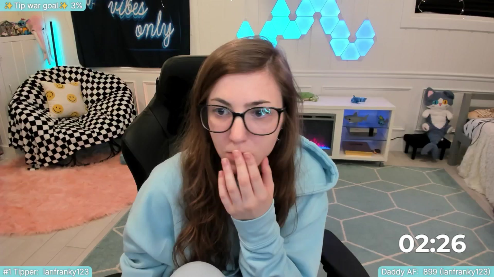 Gallery image thumbnail from TheSharkQueen's myfreecams stream on, 06/29/2025, 07:20 image 15 of 20