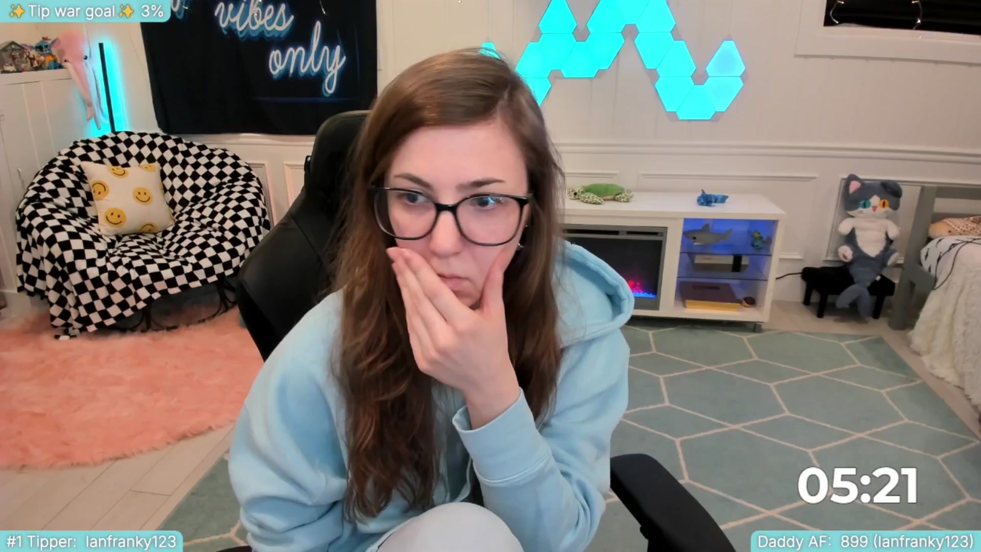 Gallery image thumbnail from TheSharkQueen's myfreecams stream on, 06/29/2025, 07:20 image 10 of 20
