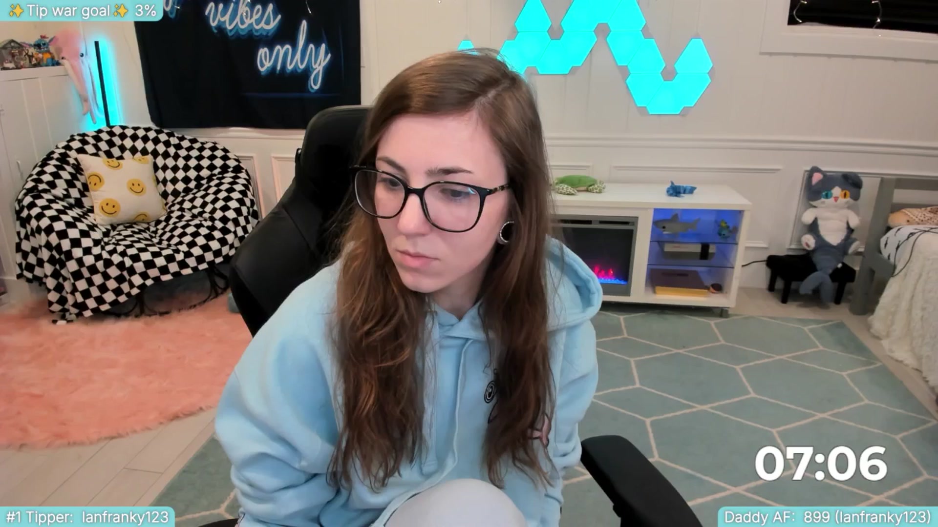 Gallery image thumbnail from TheSharkQueen's myfreecams stream on, 06/29/2025, 07:20 image 7 of 20