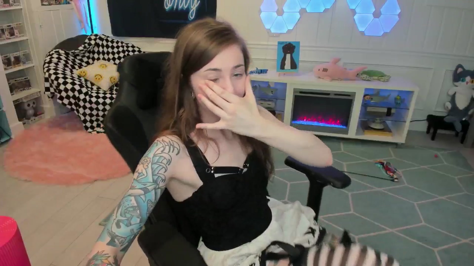 Gallery image thumbnail from TheSharkQueen's myfreecams stream on, 07/26/2025, 04:00 image 8 of 20