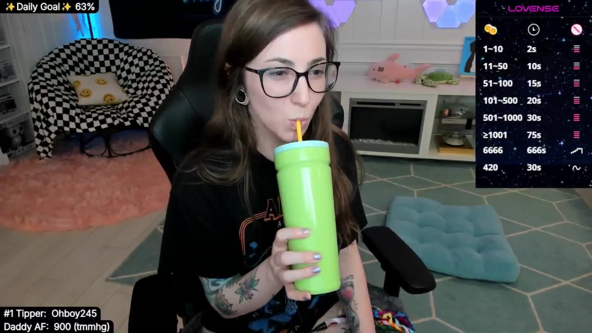 Gallery image thumbnail from TheSharkQueen's myfreecams stream on, 08/13/2025, 05:43 image 17 of 20