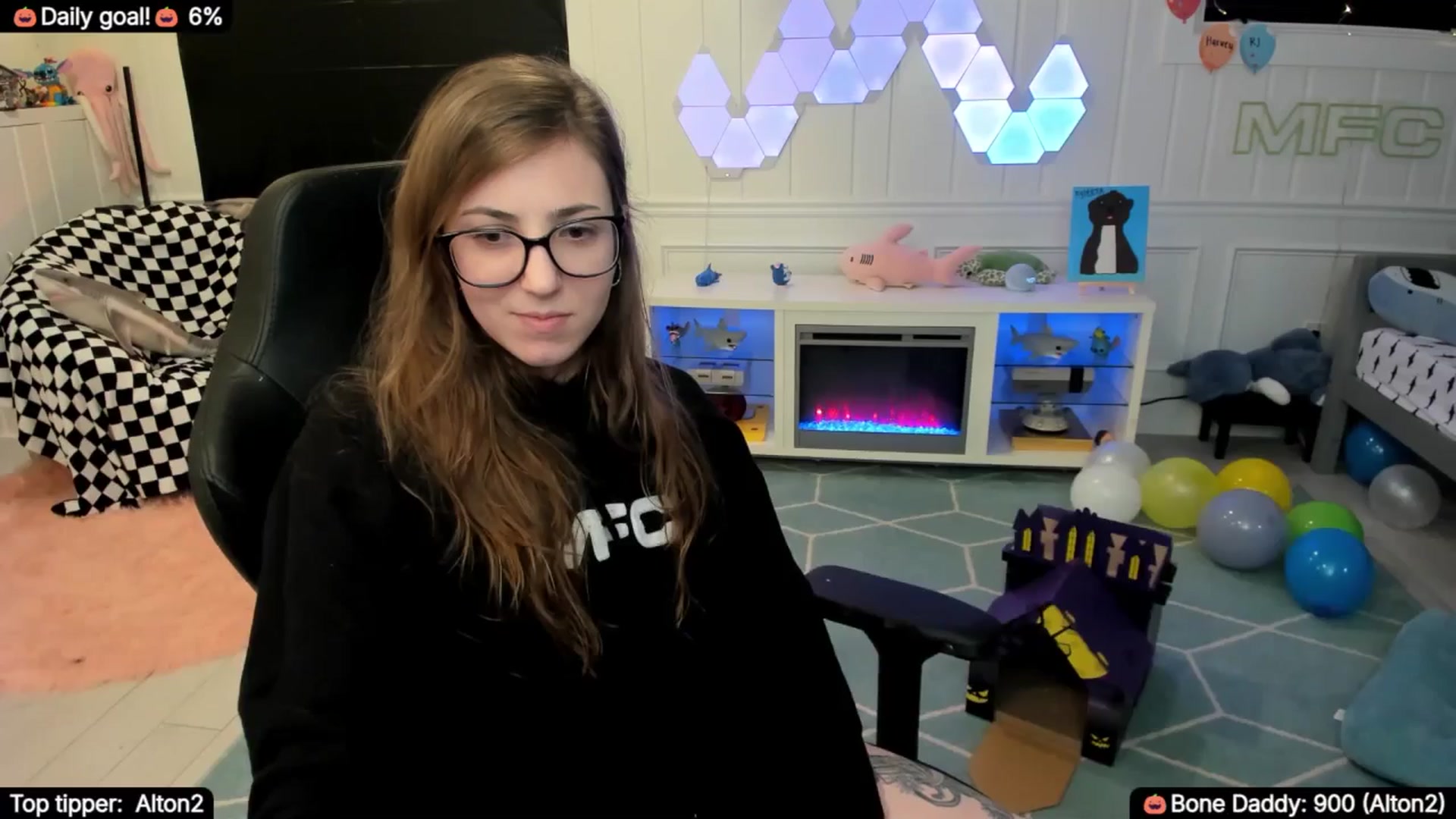 Gallery image thumbnail from TheSharkQueen's myfreecams stream on, 10/01/2025, 09:32 image 5 of 20