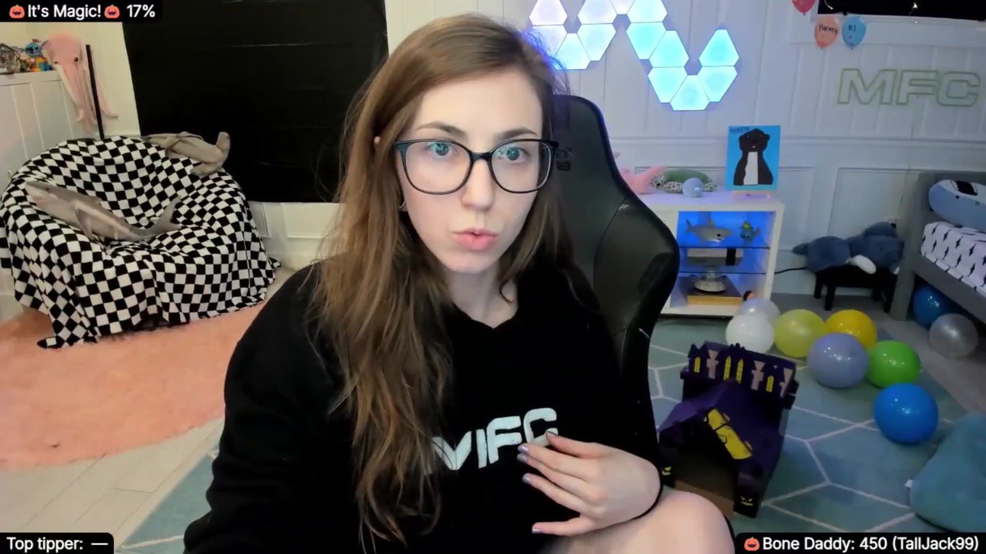 Gallery image thumbnail from TheSharkQueen's myfreecams stream on, 10/01/2025, 09:32 image 2 of 20