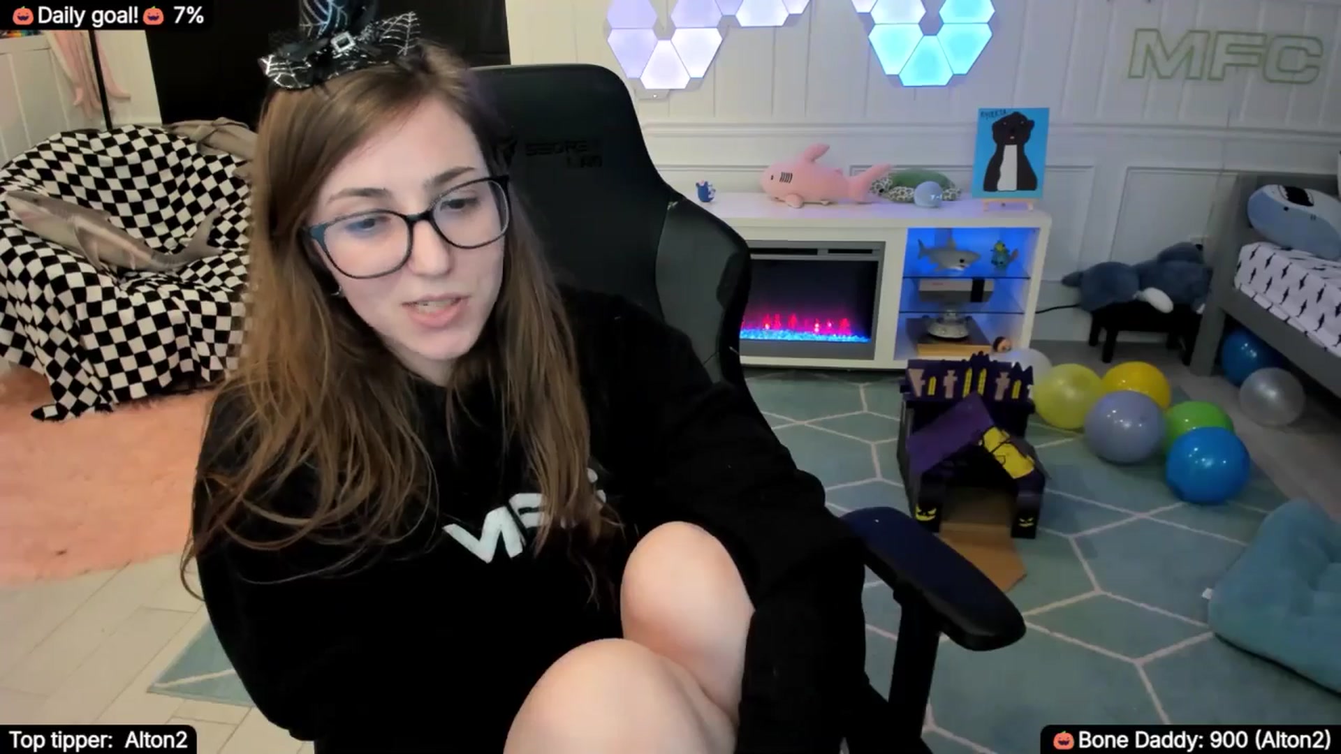 Gallery image thumbnail from TheSharkQueen's myfreecams stream on, 10/01/2025, 09:32 image 19 of 20