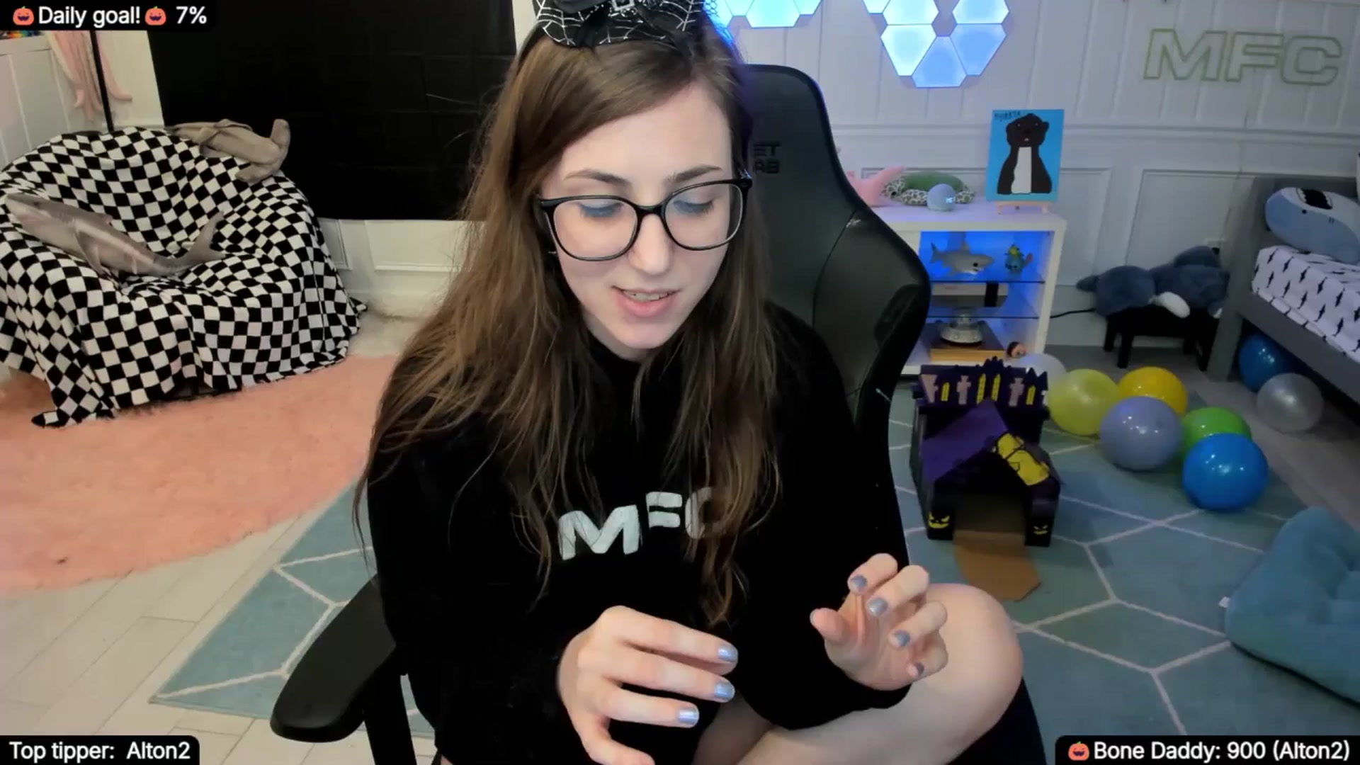 Gallery image thumbnail from TheSharkQueen's myfreecams stream on, 10/01/2025, 09:32 image 17 of 20