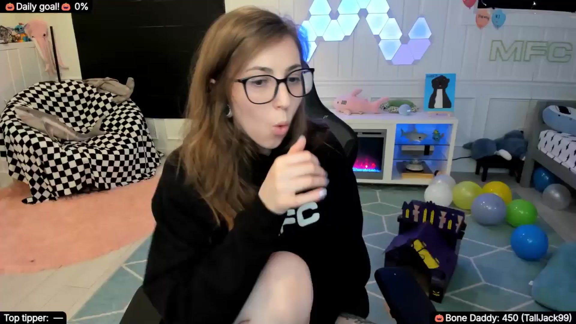 Gallery image thumbnail from TheSharkQueen's myfreecams stream on, 10/01/2025, 09:32 image 3 of 20