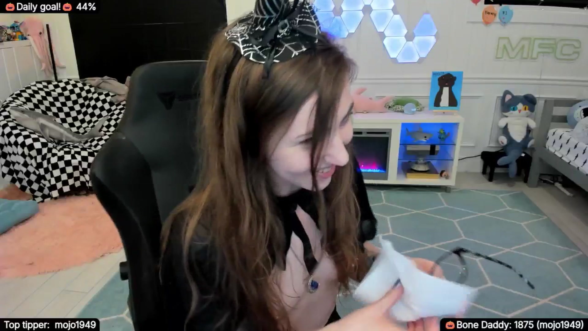 Gallery image thumbnail from TheSharkQueen's myfreecams stream on, 10/04/2025, 03:42 image 6 of 20