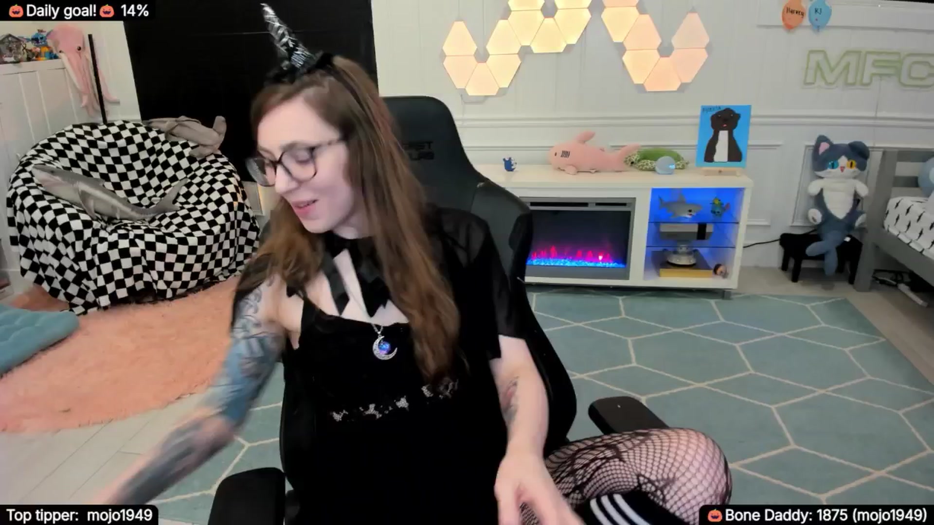 Gallery image thumbnail from TheSharkQueen's myfreecams stream on, 10/04/2025, 03:42 image 1 of 20