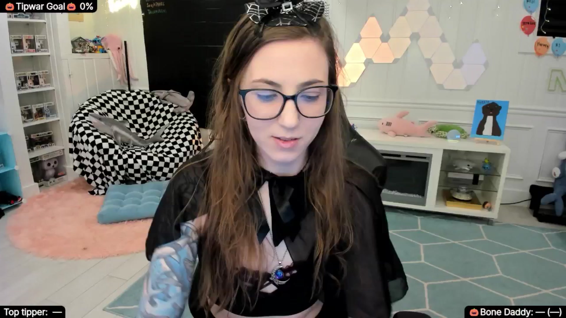 Gallery image thumbnail from TheSharkQueen's myfreecams stream on, 10/12/2025, 01:03 image 10 of 20