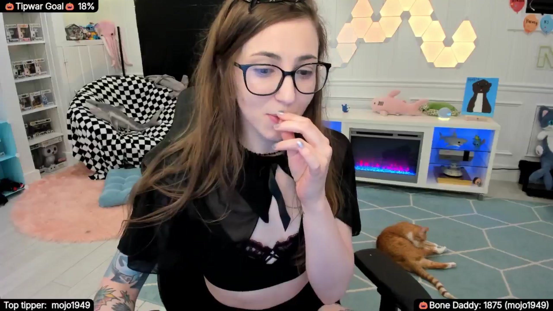 Gallery image thumbnail from TheSharkQueen's myfreecams stream on, 10/12/2025, 04:07 image 6 of 20
