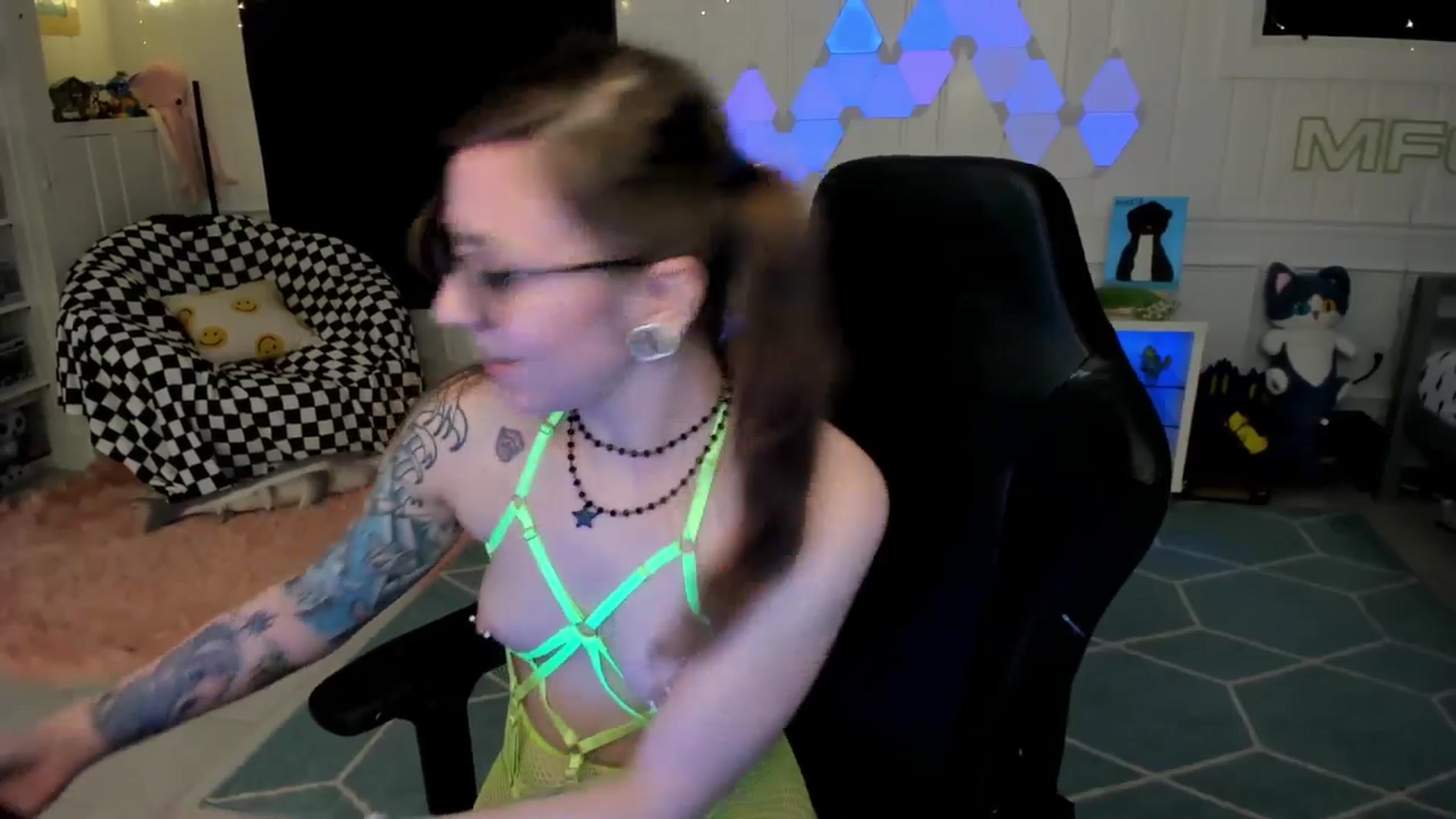 Gallery image thumbnail from TheSharkQueen's myfreecams stream on, 10/29/2025, 07:55 image 10 of 20