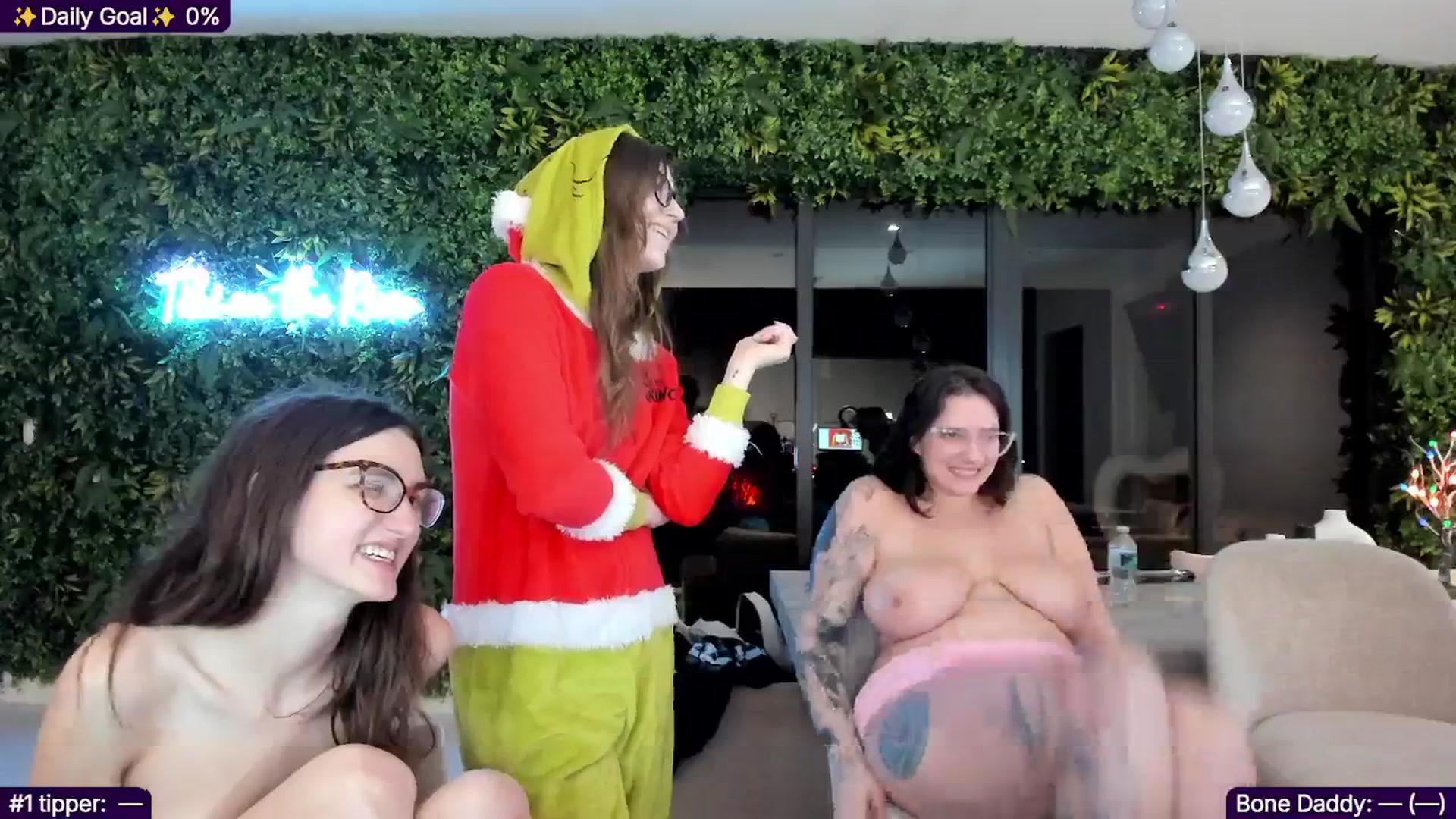 Gallery image thumbnail from TheSharkQueen's myfreecams stream on, 12/03/2025, 06:46 image 12 of 20