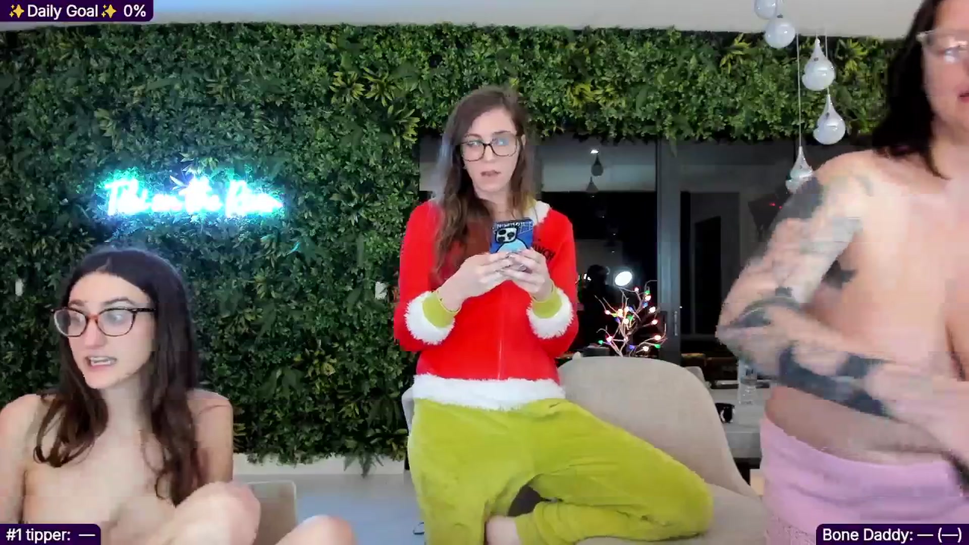 Gallery image thumbnail from TheSharkQueen's myfreecams stream on, 12/03/2025, 06:46 image 14 of 20