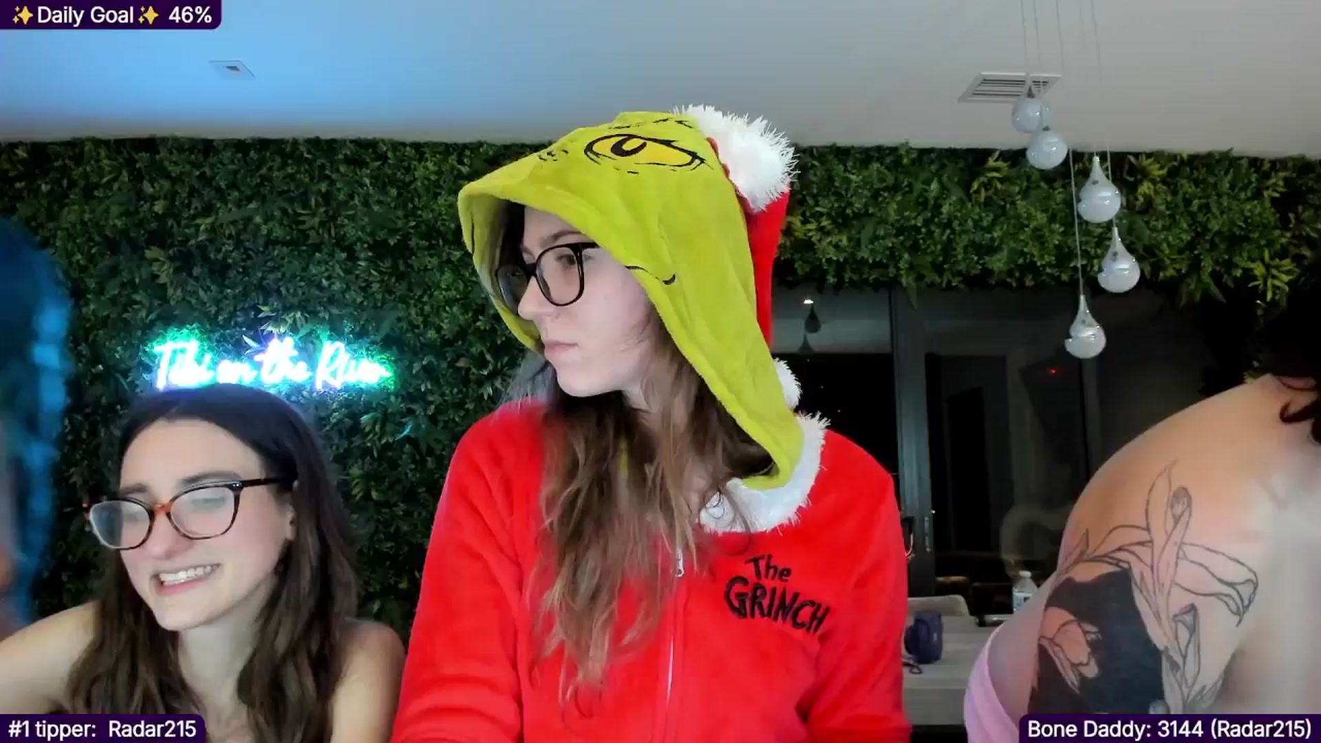 Gallery image thumbnail from TheSharkQueen's myfreecams stream on, 12/03/2025, 06:46 image 2 of 20